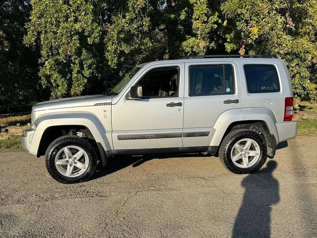 Usata Jeep Cherokee Sport 200 CV (147 kW) 2012 Argento SUV