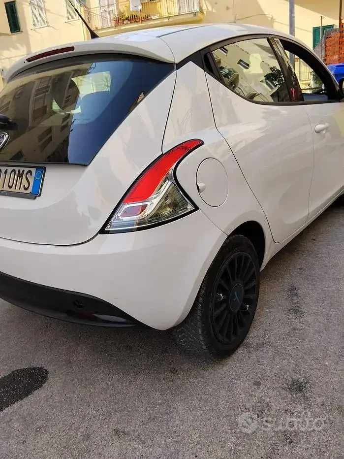 Usata Lancia Ypsilon 69 CV (50 kW) 2015 Bianco Utilitaria