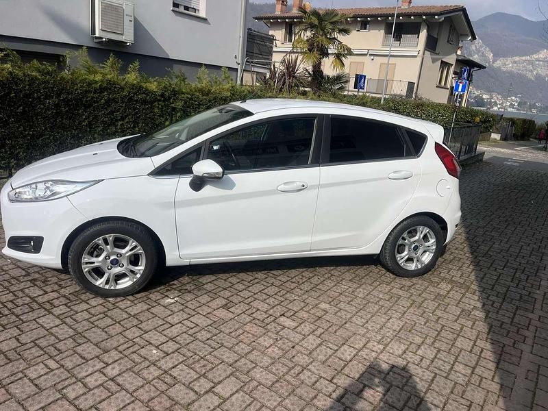 Usata Ford Fiesta 101 CV (74 kW) 2016 Bianco Berlina