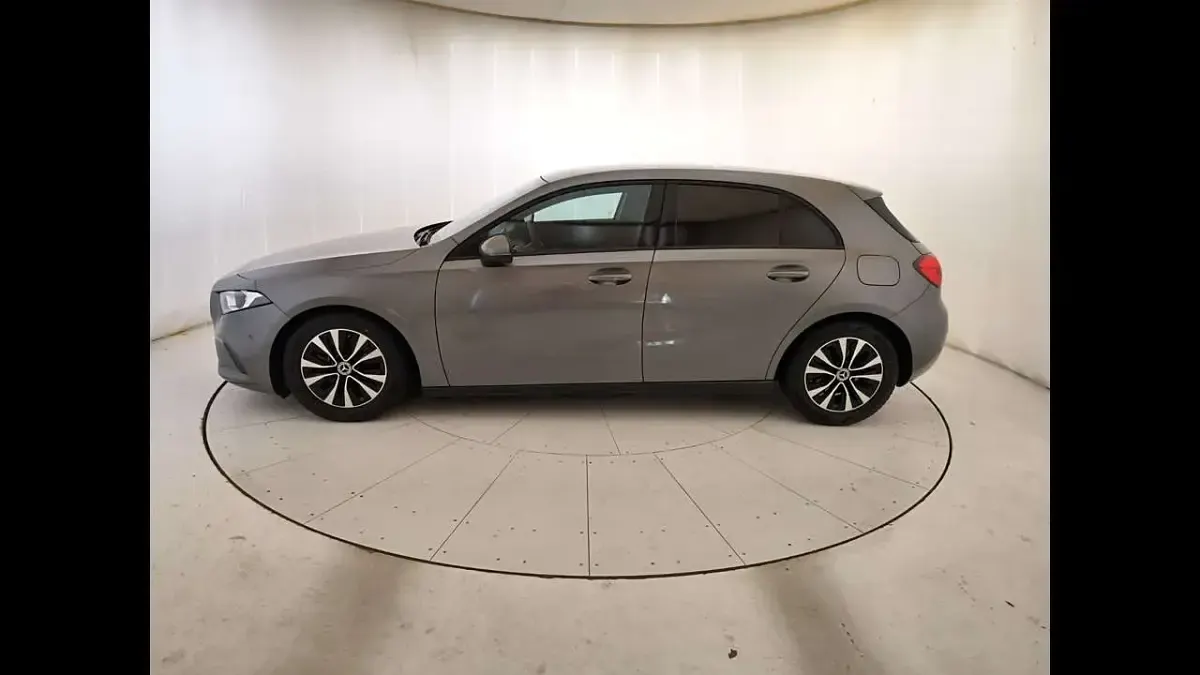 Usata Mercedes A160 Executive 109 CV (80 kW) 2021 Grigio scuro met. Utilitaria