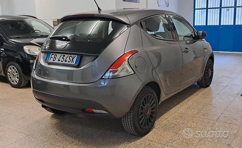 Usata Lancia Ypsilon 69 CV (50 kW) 2015 Grigio Utilitaria