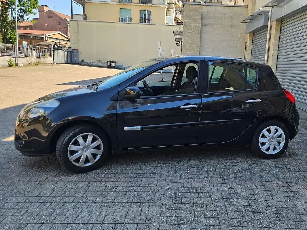 Usata Renault Clio III Dynamique 75 CV (55 kW) 2011 Nero Berlina