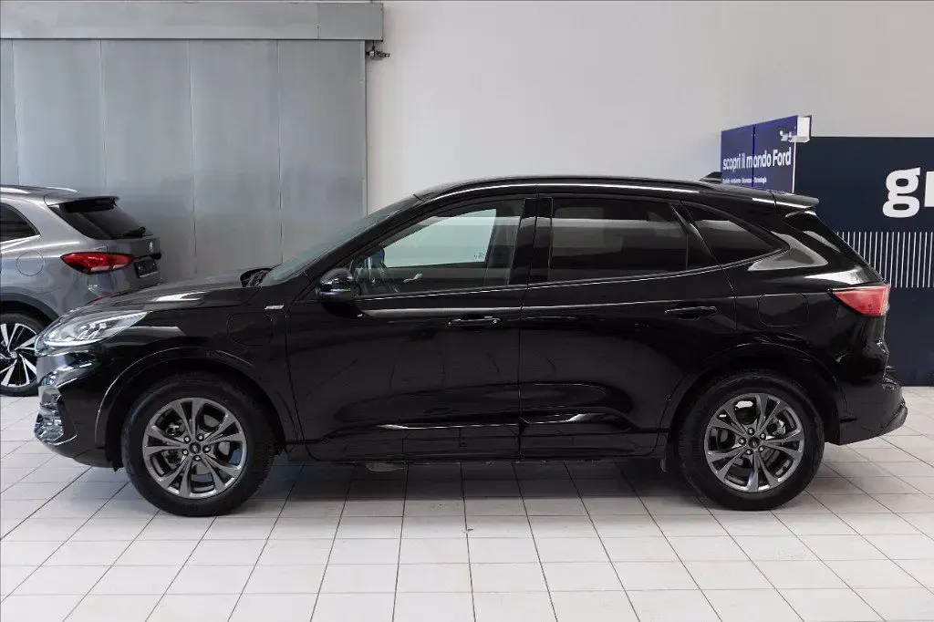 Usata Ford Kuga ST-Line 225 CV (165 kW) 2023 Agate black (metallizzato) SUV