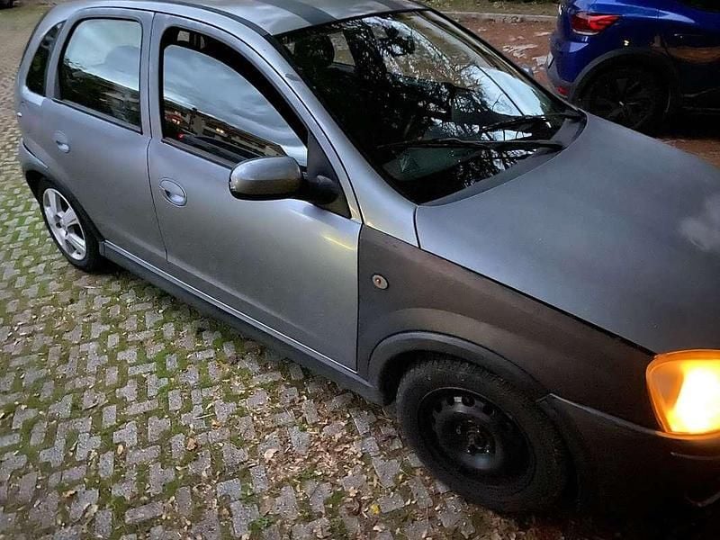 Grigio Usata 2004 Opel Corsa Edition Tre volumi | 750 € (Ottimo prezzo) - Immagine 1/4