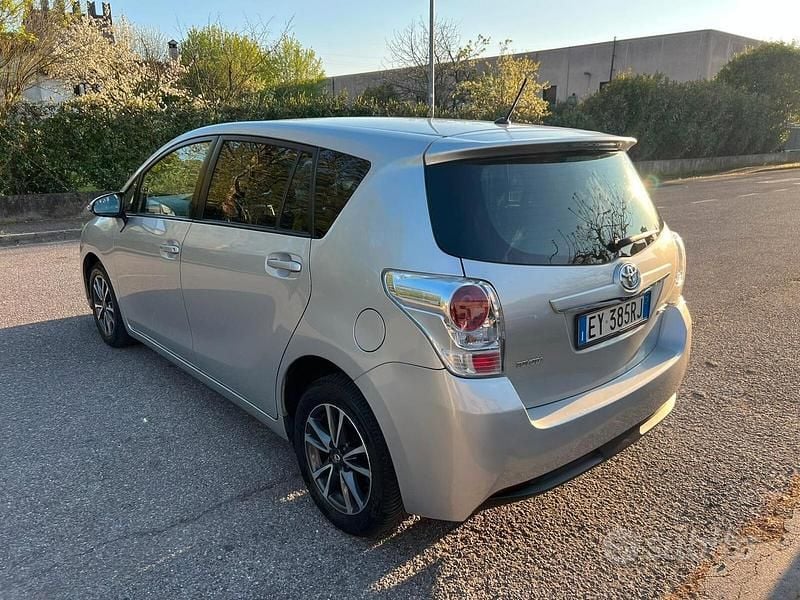 Usata Toyota Verso Style 120 CV (88 kW) 2015 Grigio Monovolume