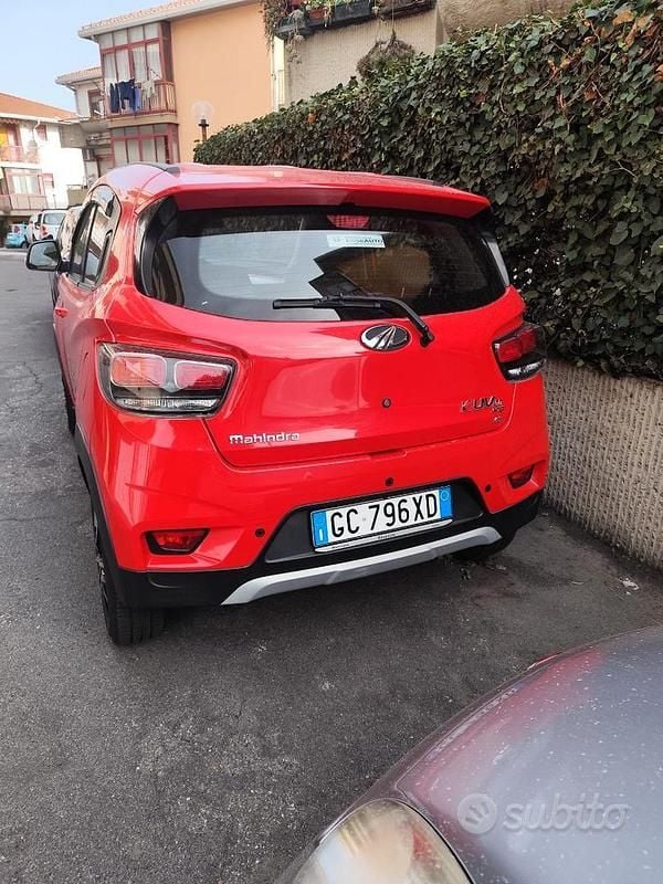 Usata Mahindra KUV100 87 CV (63 kW) 2021 Rosso SUV
