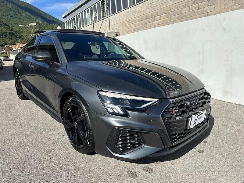 Usata Audi S3 Sport 310 CV (228 kW) 2023 Vernice perla grigio daytona Berlina