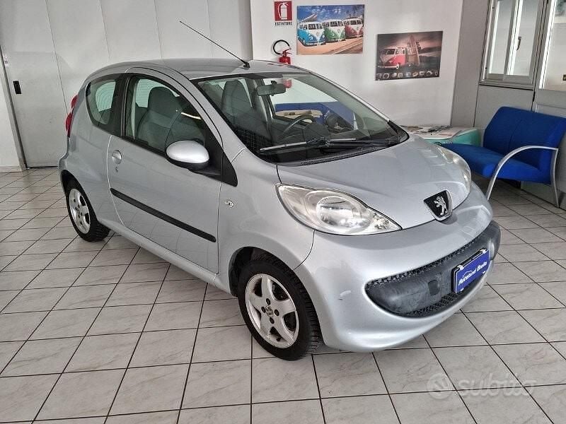 Gebraucht Peugeot 107 54 PS (39 kW) 2007 Silber Kleinwagen