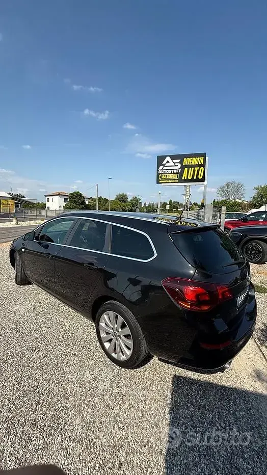 Usata Opel Astra Cosmo 140 CV (102 kW) 2011 Nero Station wagon