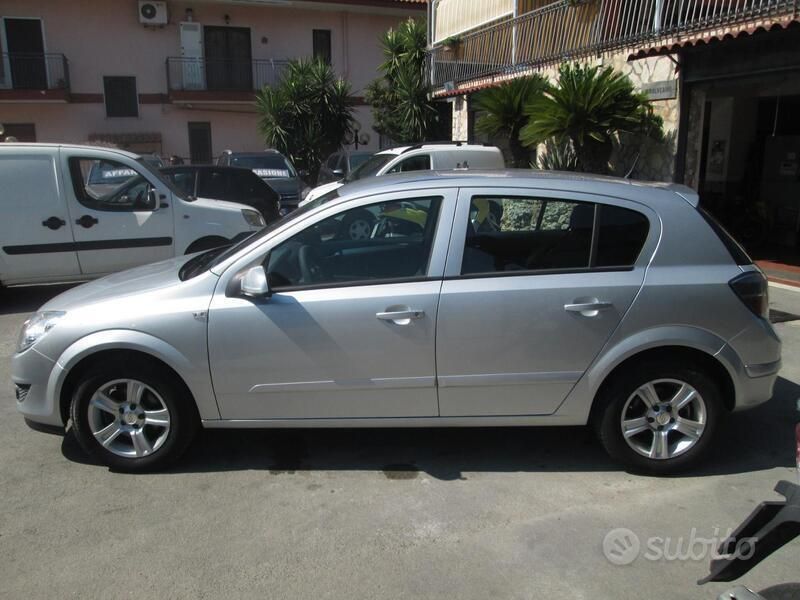 Usata Opel Astra Cosmo 101 CV (74 kW) 2007 Grigio Berlina