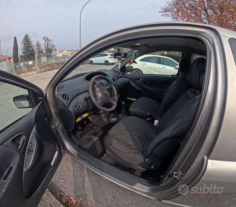Usata Toyota Yaris Sol 65 CV (47 kW) 2004 Grigio Utilitaria