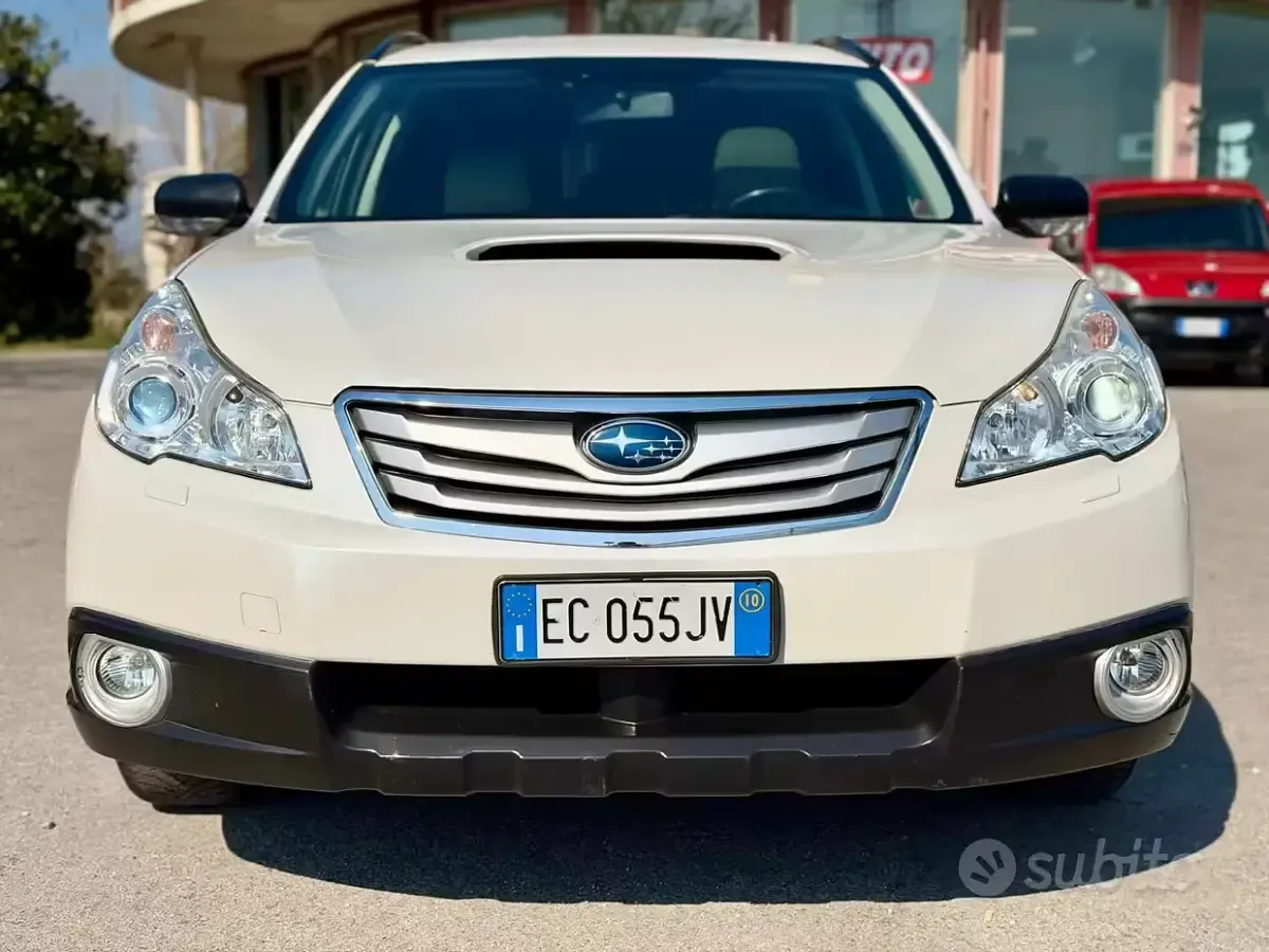 Usado Subaru Outback 150 CV (110 kW) 2010 Blanco Familiar