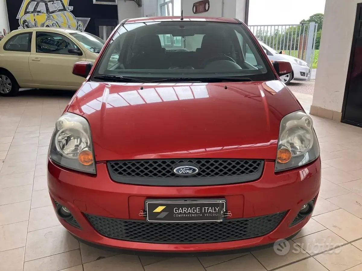 Usata Ford Fiesta Titanium 75 CV (55 kW) 2008 Rosso Utilitaria