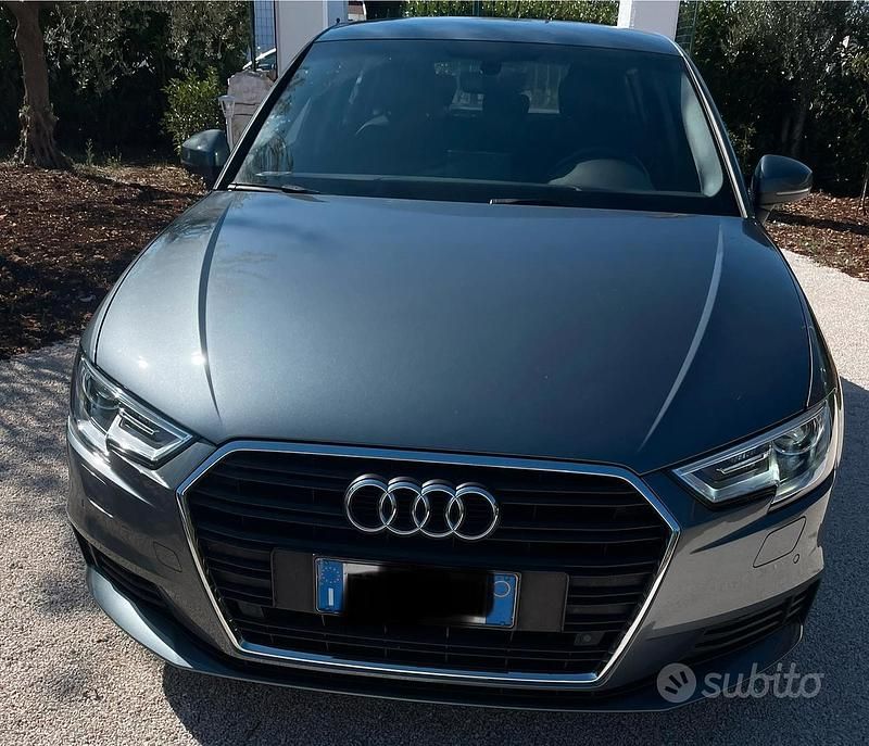 Grigio Usata 2018 Audi A3 Business Tre volumi | 14.990 € (Buon prezzo) - Immagine 1/4