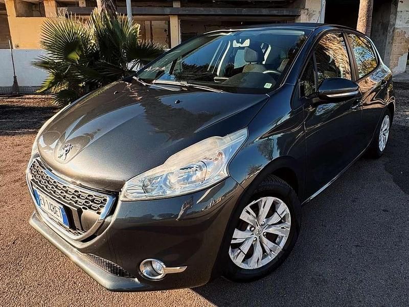 Grigio Usata 2014 Peugeot 208 Allure Due volumi | 5300 € (Ottimo prezzo) - Immagine 1/4