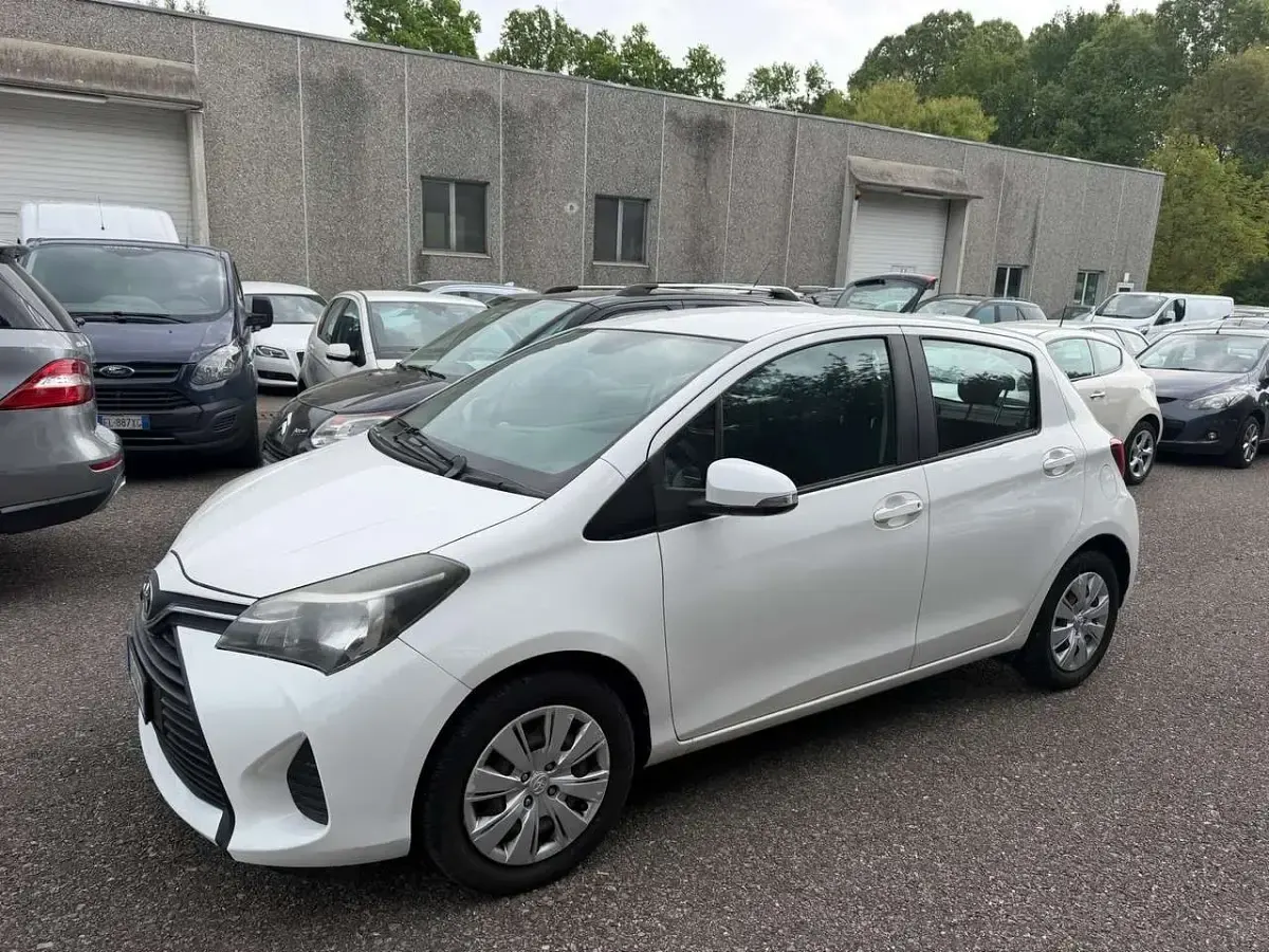 Second-hand Toyota Yaris Lounge 90 CP (66 kW) 2014 Alb Hatchback