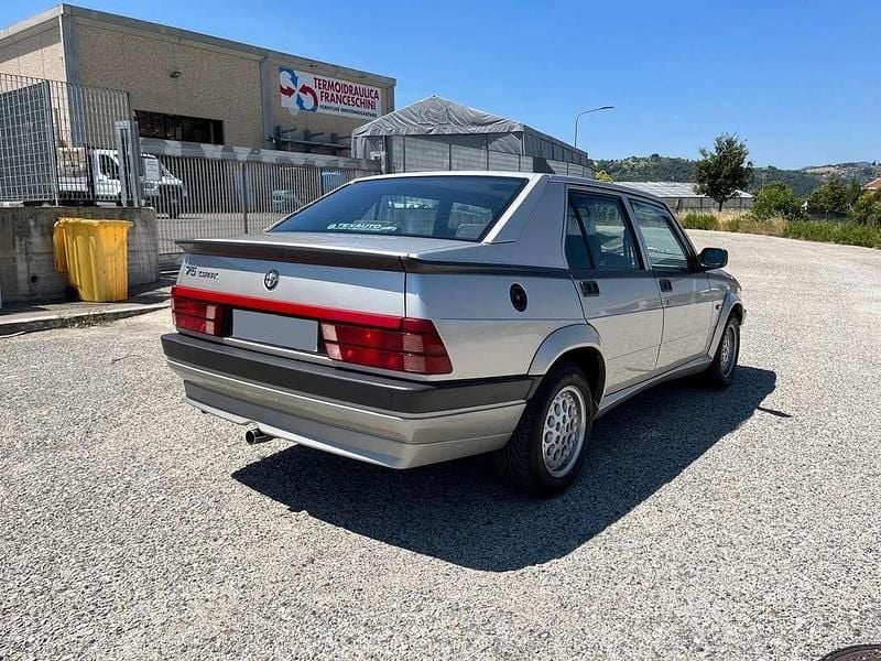 Usata Alfa Romeo 75 148 CV (108 kW) 1991 Grigio Berlina