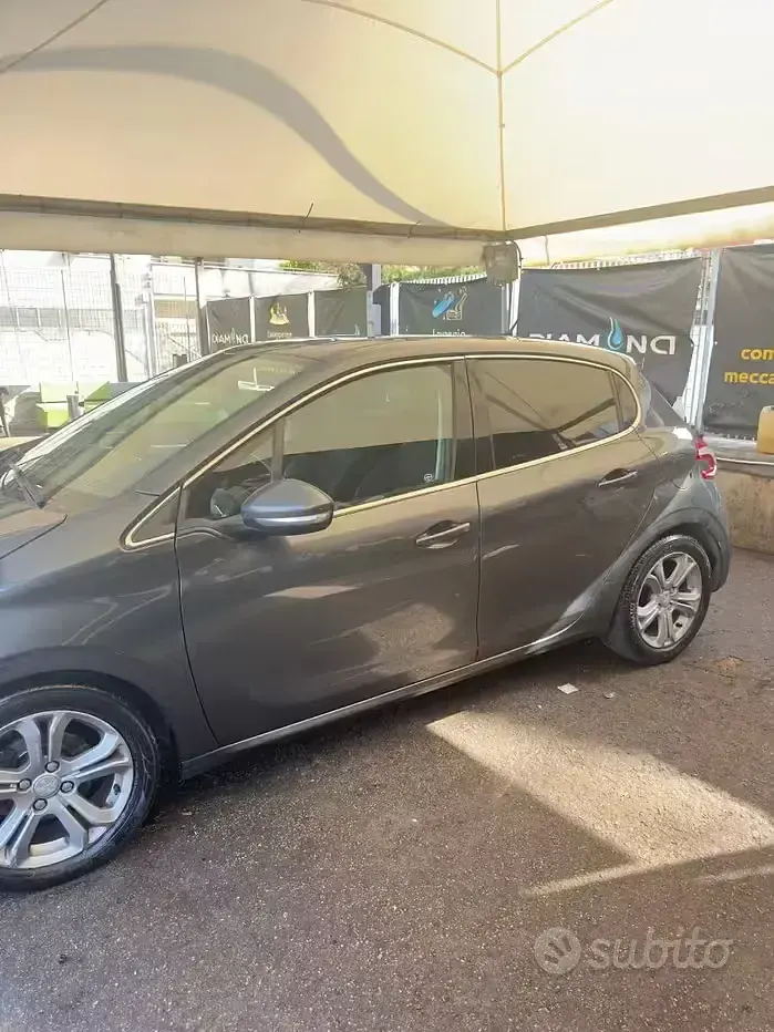 Usata Peugeot 208 68 CV (50 kW) 2013 Grigio Utilitaria
