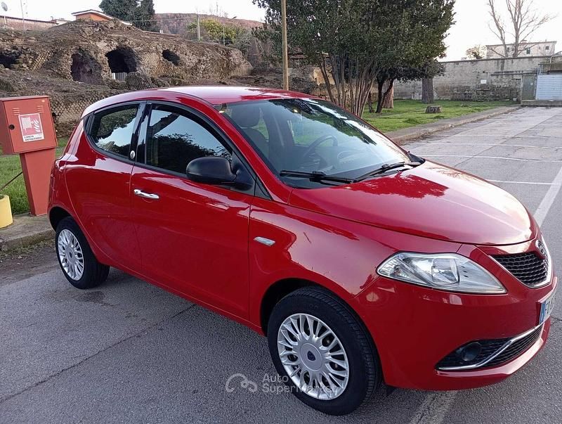 Usata Lancia Ypsilon Platinum 84 CV (61 kW) 2016 Rosso Utilitaria