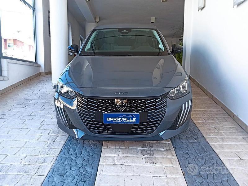Usata Peugeot 208 Allure 100 CV (73 kW) 2025 Grigio Utilitaria