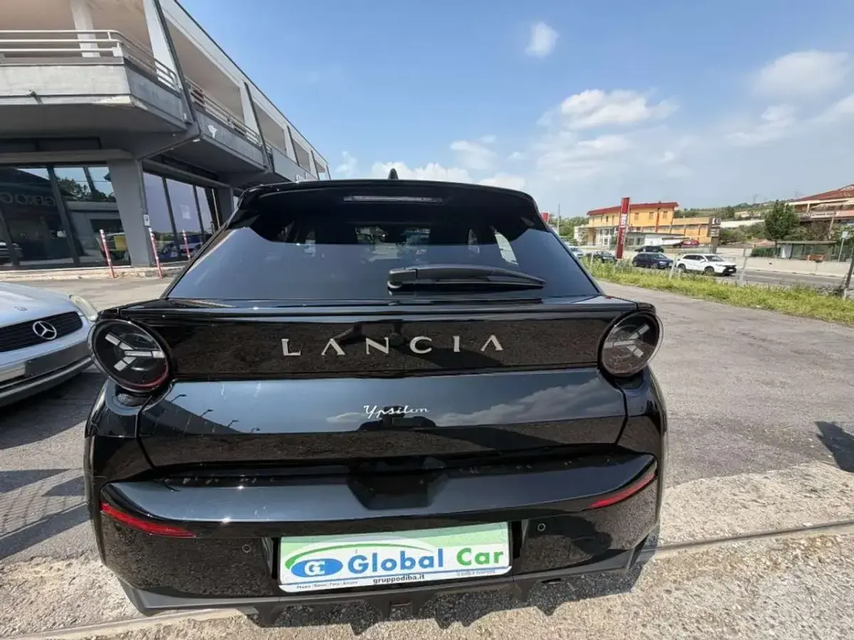 Usata Lancia Ypsilon 101 CV (74 kW) 2025 Nero Utilitaria