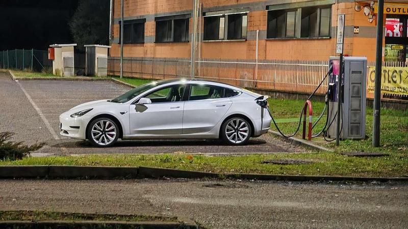 Usata 2020 Tesla Model 3 Standard Range Berlina | 13.000 € (Super prezzo) - Immagine 1/4