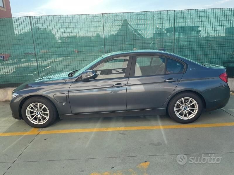 Grigio Usata 2017 BMW 330e Performance Tre volumi | 25.000 € - Immagine 1/4