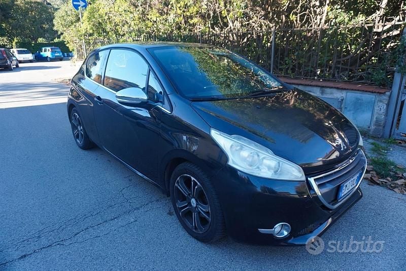 Nero Usata 2012 Peugeot 208 Active Due volumi | 3400 € (Super prezzo) - Immagine 1/4