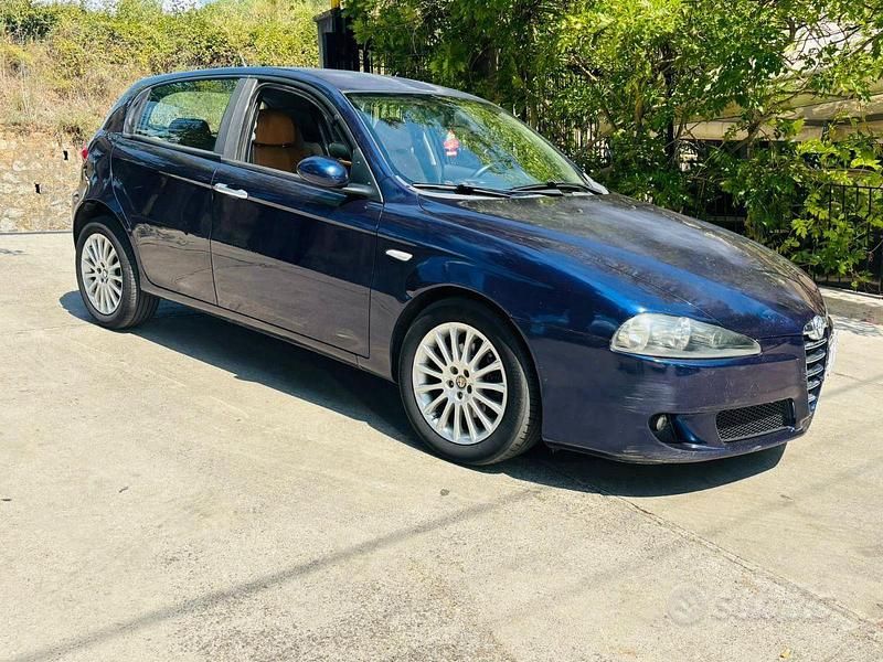 Usata Alfa Romeo 147 Distinctive 120 CV (88 kW) 2006 Blu Utilitaria