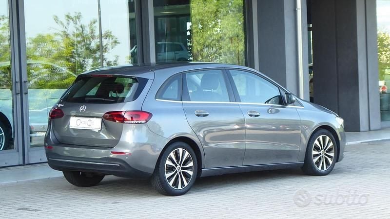 Käytetty Mercedes B200 150 HP (110 kW) 2021 Harmaa Tila-auto