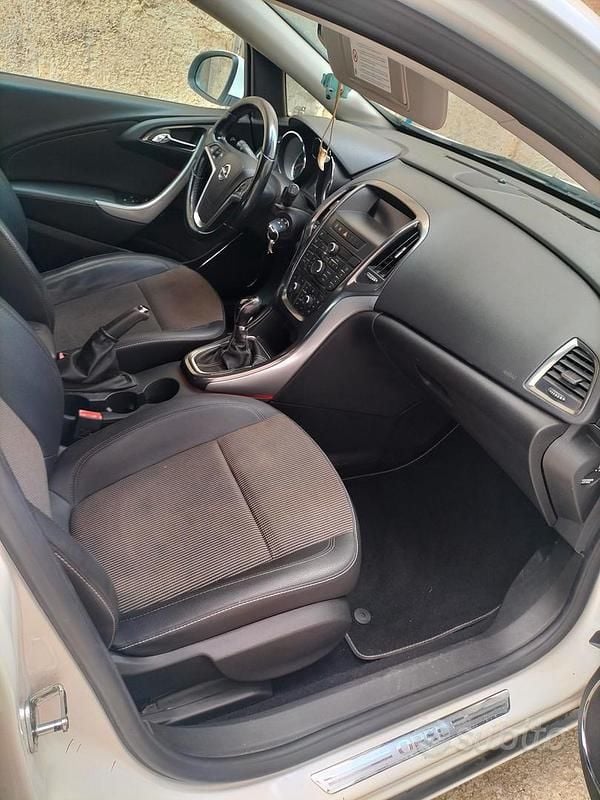 Usata Opel Astra 60 CV (44 kW) 2013 Bianco Station wagon