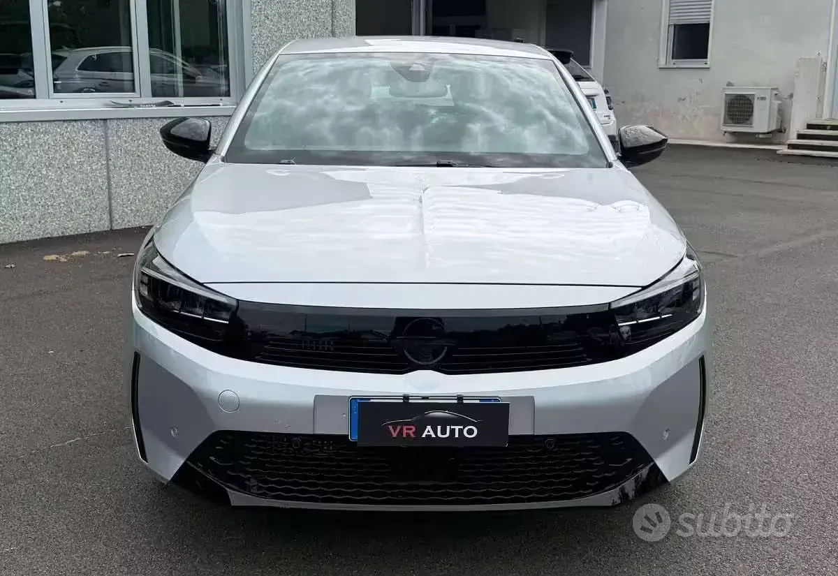 Usata Opel Corsa 101 CV (74 kW) 2025 Argento Utilitaria