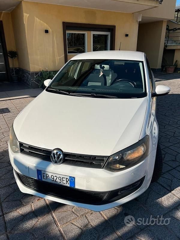Bianco Usata 2013 VW Polo Tre volumi | 6850 € - Immagine 1/4