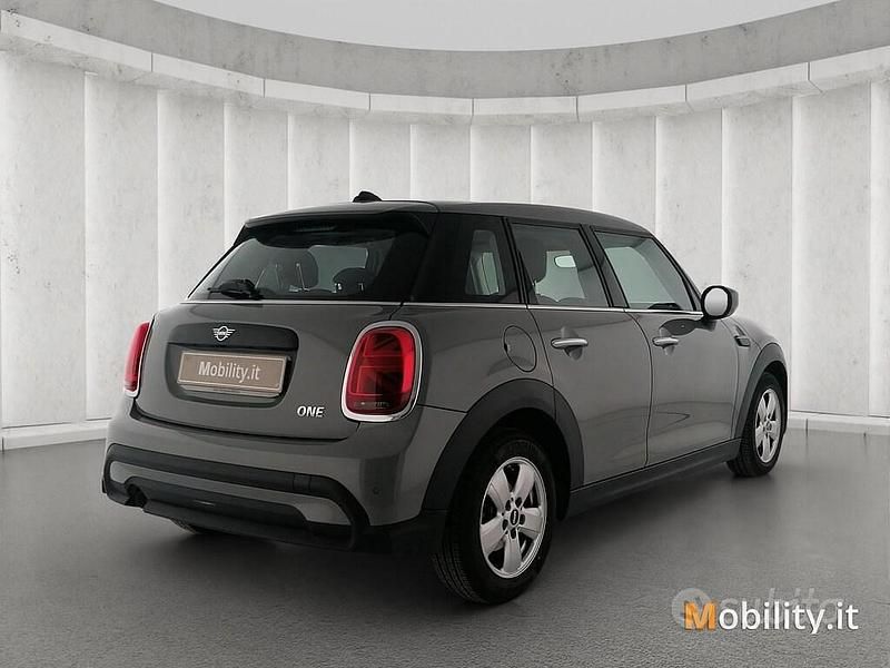 Begagnad Mini ONE Essential 75 HK (55 kW) 2022 Grå Halvkombi