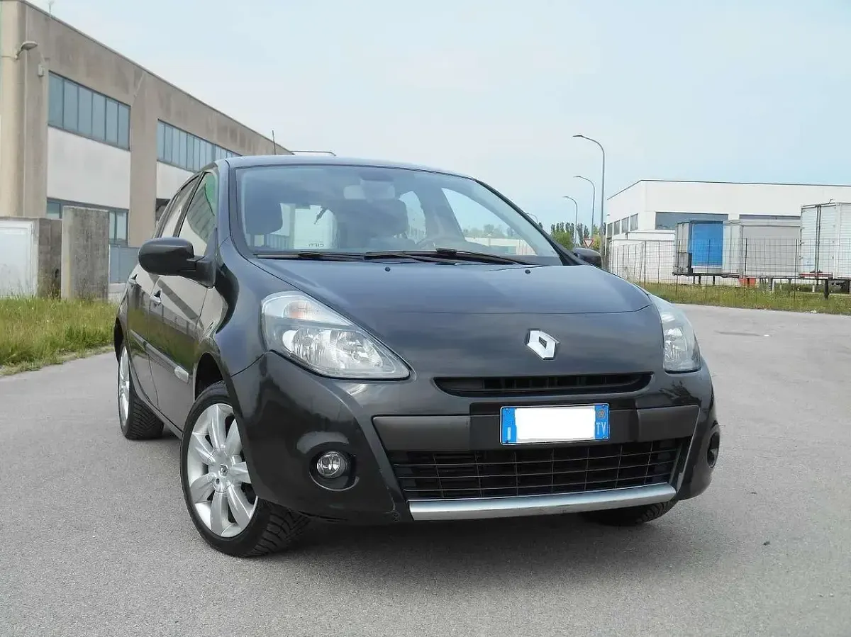 Usado Renault Clio II Dynamique 86 CV (63 kW) 2009 Negro Berlina