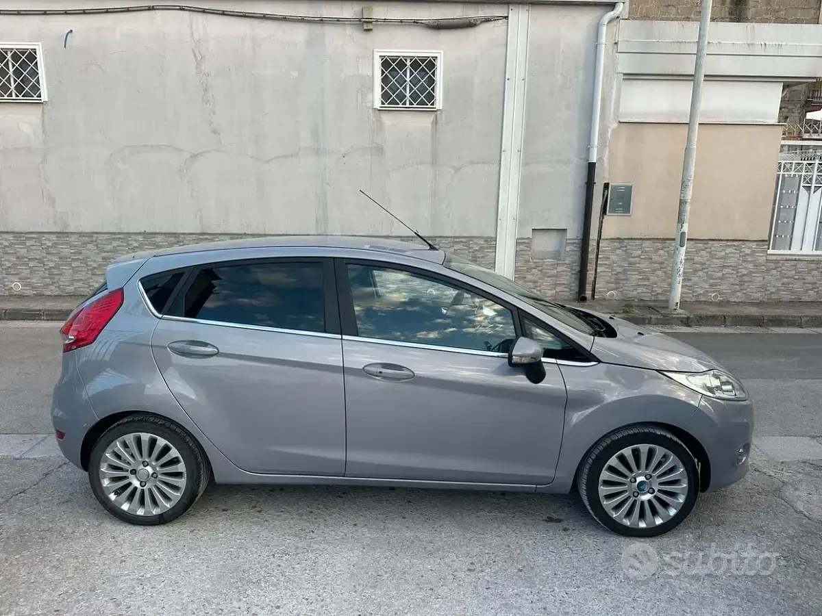 Usata Ford Fiesta Titanium 82 CV (60 kW) 2012 Grigio Utilitaria