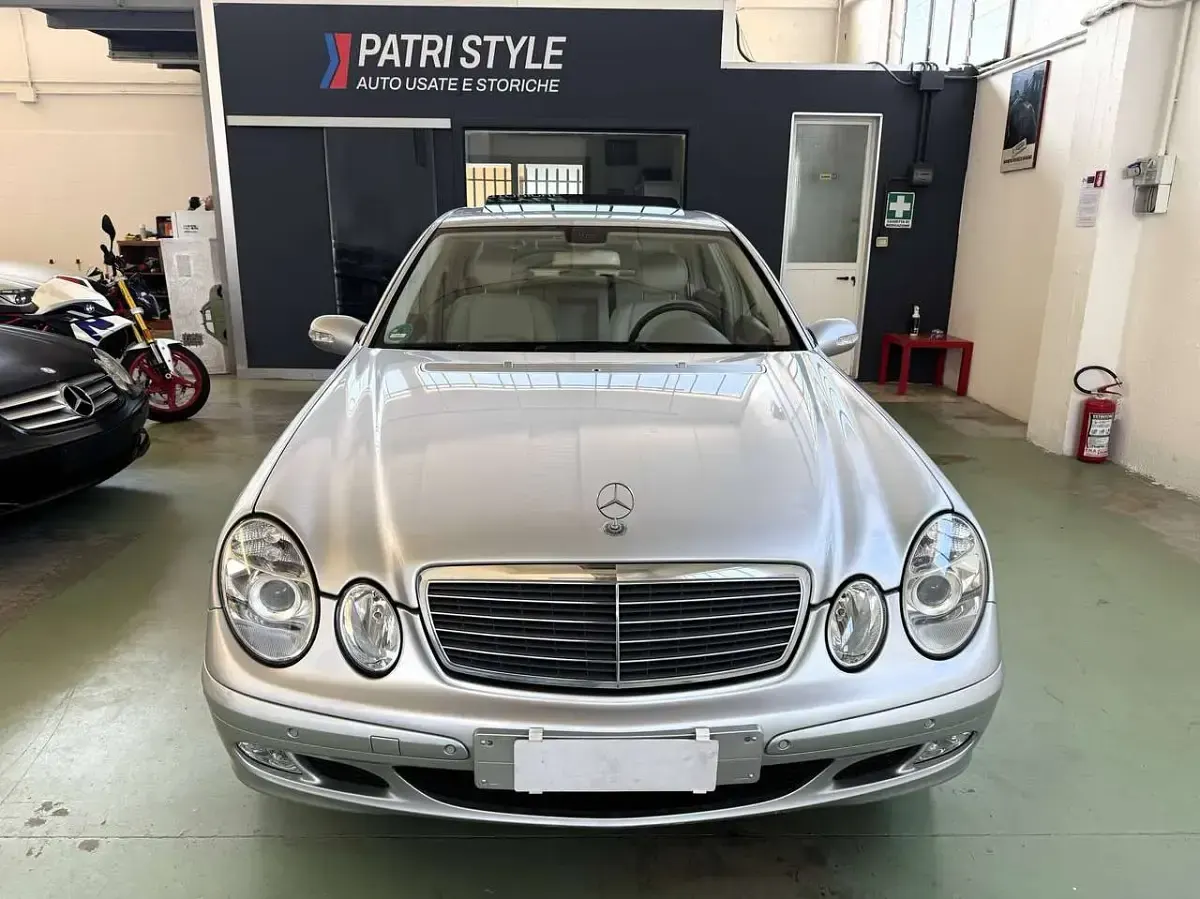 Usata Mercedes E200 163 CV (119 kW) 2003 Argento Berlina