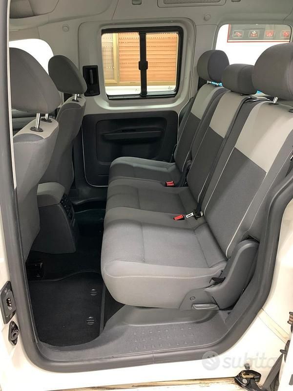 Begagnad VW Caddy 102 HK (75 kW) 2012 Minibuss