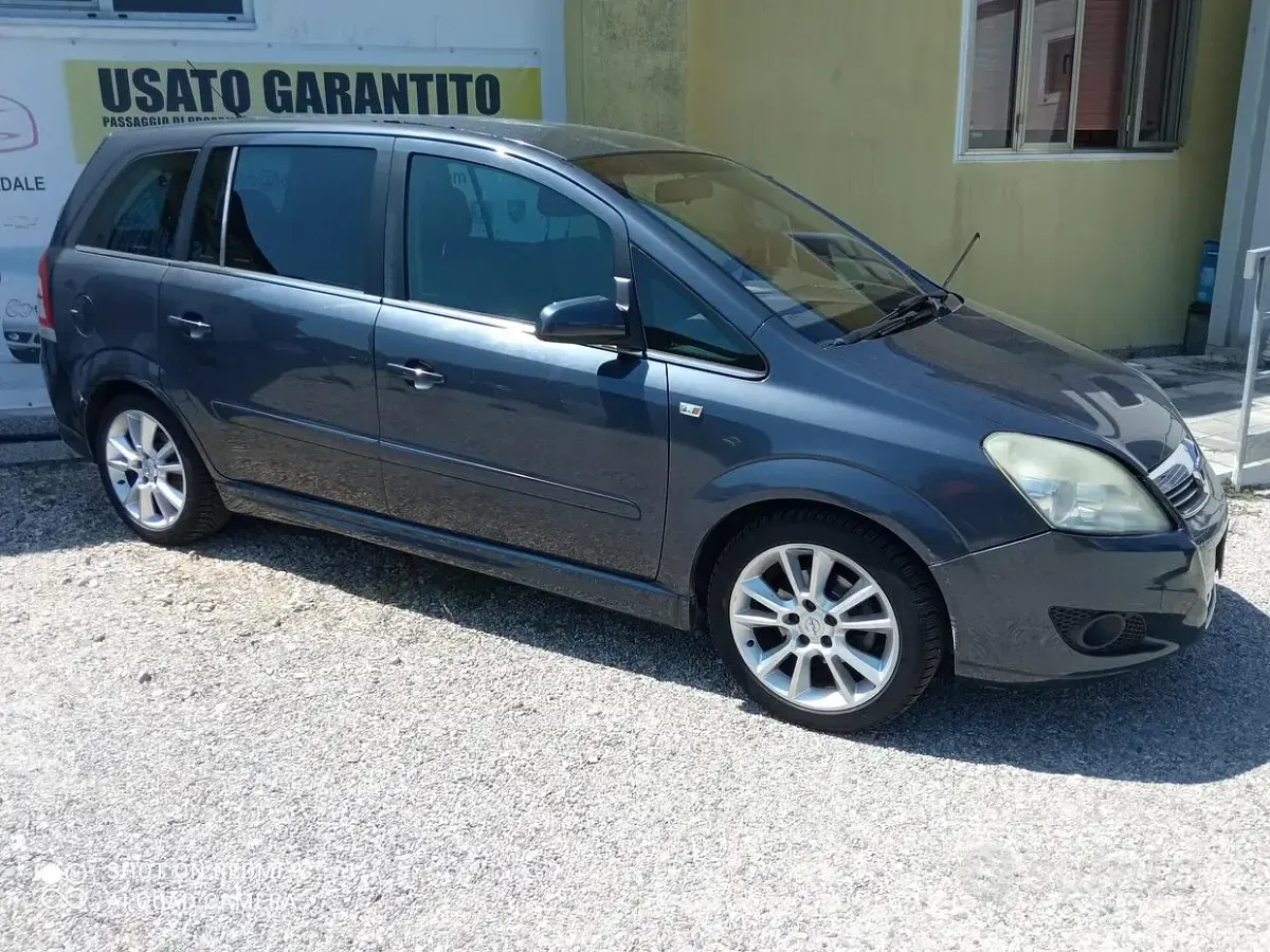Usata Opel Zafira Cosmo 115 CV (84 kW) 2008 Monovolume