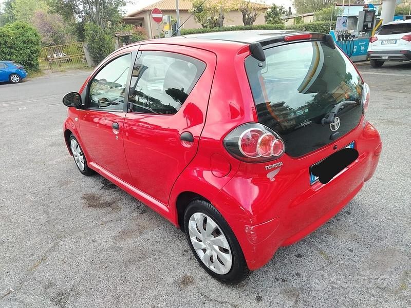 Usata Toyota Aygo Connect Style 68 CV (50 kW) 2014 Rosso Utilitaria