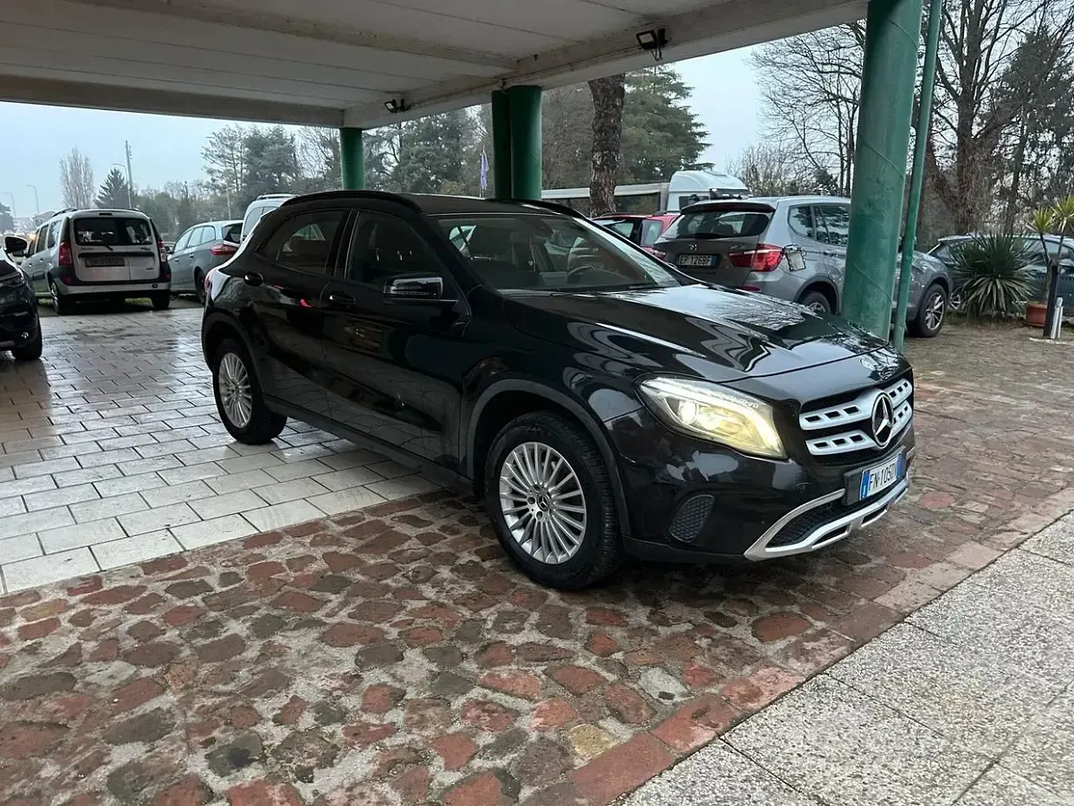 Käytetty Mercedes GLA180 109 HP (80 kW) 2018 Musta Katumaasturi