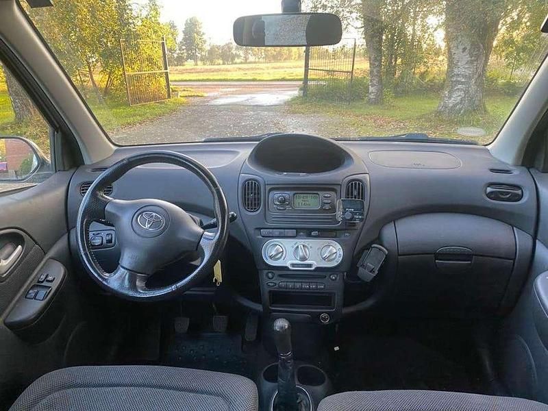 Usata Toyota Yaris Sol 75 CV (55 kW) 2005 Grigio Berlina