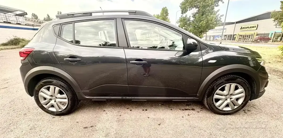 Usata Dacia Sandero Comfort 101 CV (74 kW) 2022 Grigio Berlina