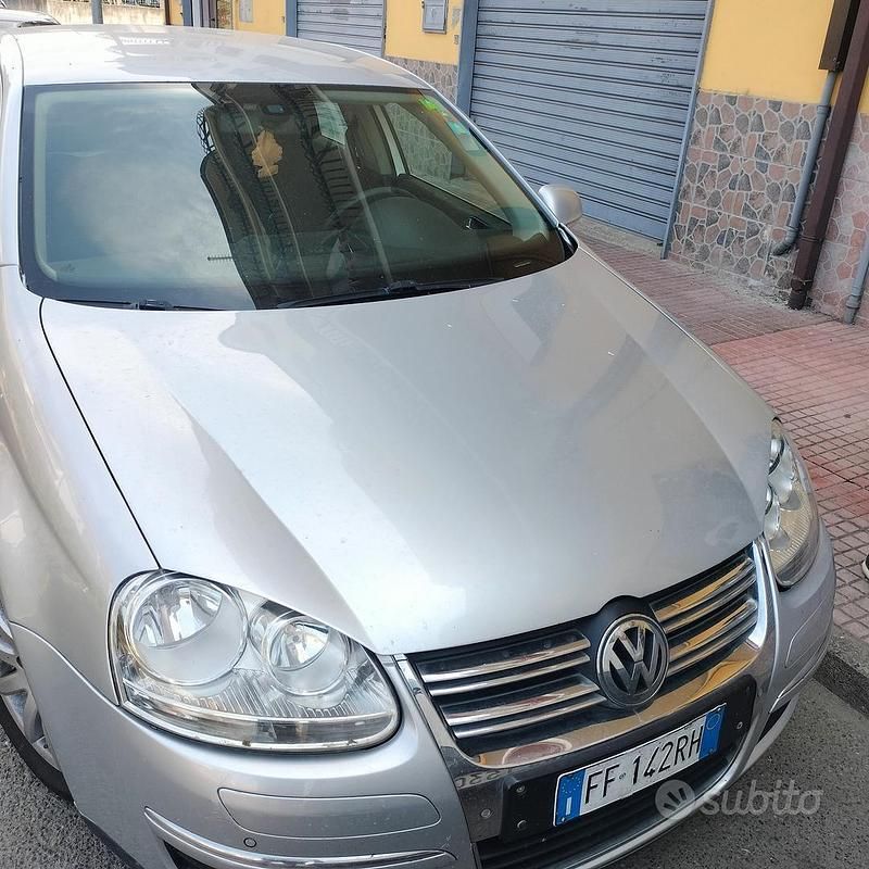 Grigio Usata 2010 VW Jetta Tre volumi | 4200 € - Immagine 1/4