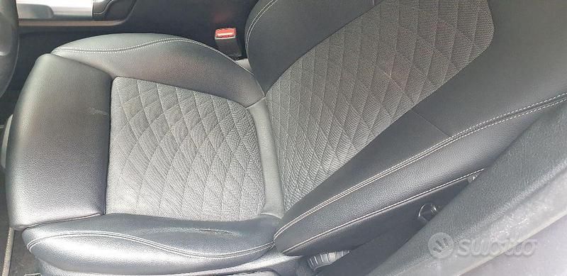 Usata Mercedes GLB200 150 CV (110 kW) 2020 Grigio SUV