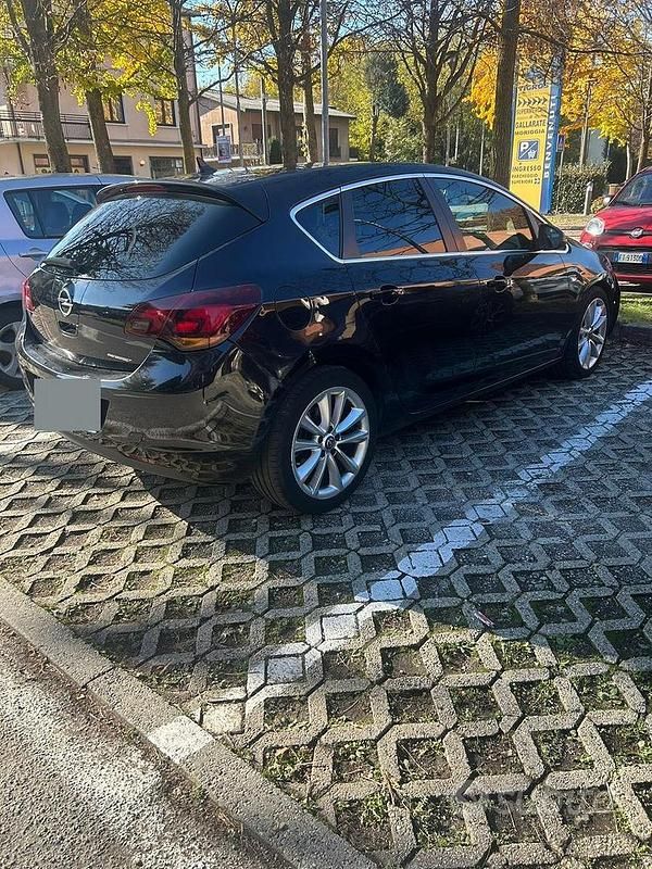 Usata Opel Astra 110 CV (80 kW) 2010 Nero Berlina