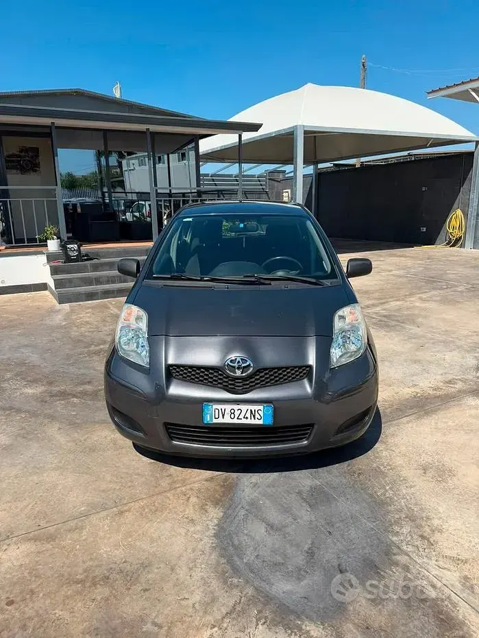 Usata Toyota Yaris Sol 69 CV (50 kW) 2009 Grigio Utilitaria