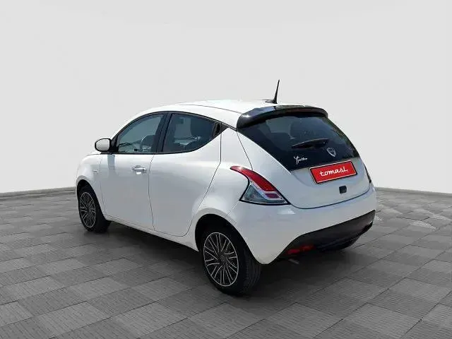Usata Lancia Ypsilon Gold 69 CV (50 kW) 2024 Bianco neve Utilitaria