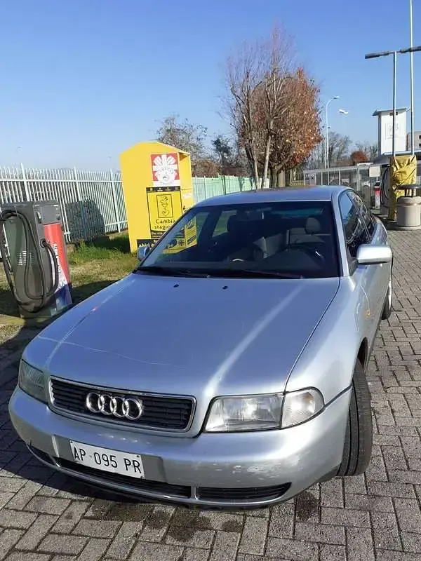 Usata Audi A4 110 CV (80 kW) 1997 Argento Berlina