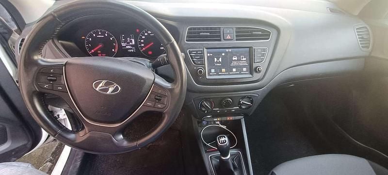 Käytetty Hyundai i20 Advanced 75 HP (55 kW) 2019 Valkoinen Viistoperä